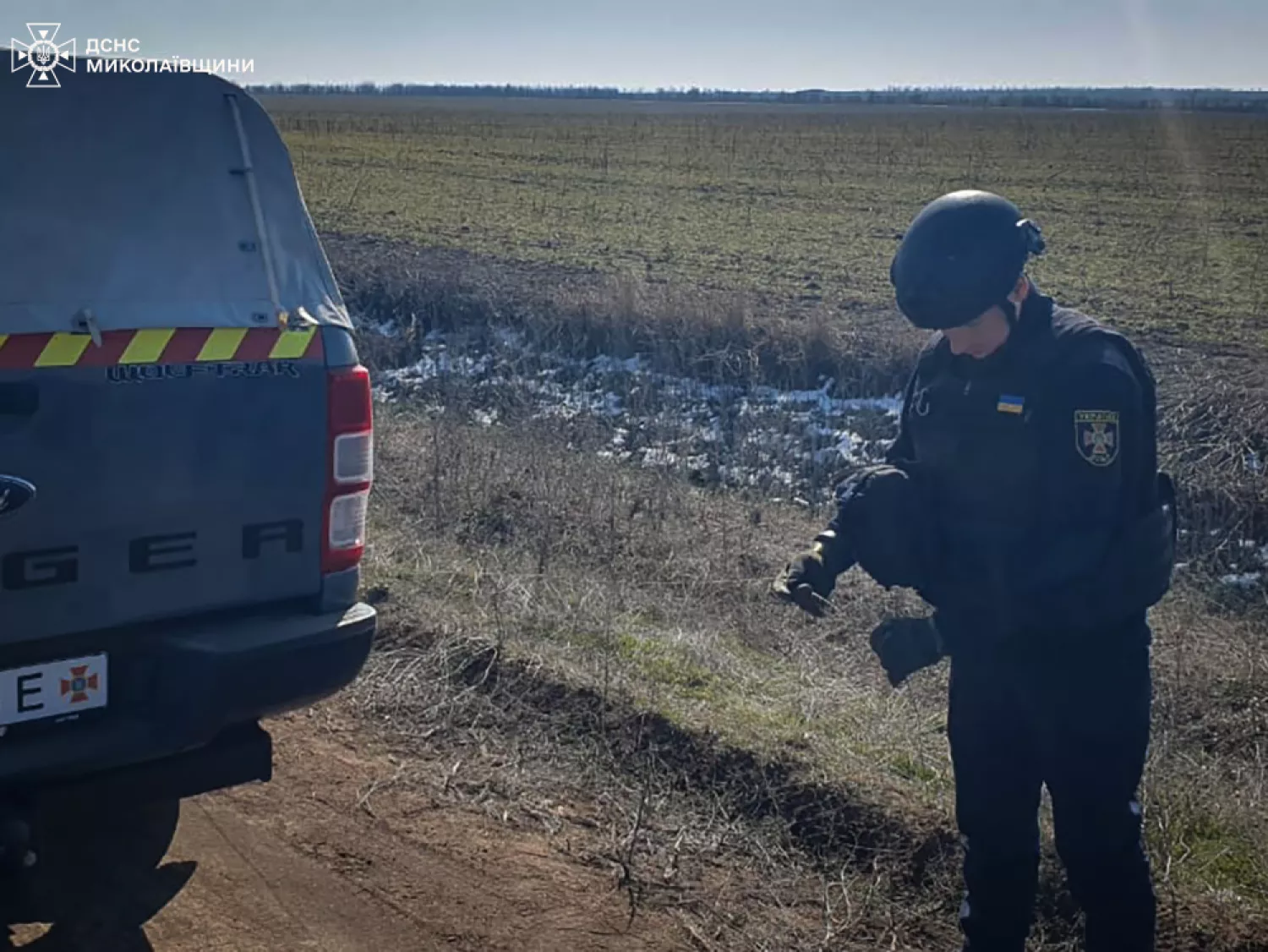 Сапер знешкоджують міни, які знайшли на Миколаївщині. Фото: архів ДСНС