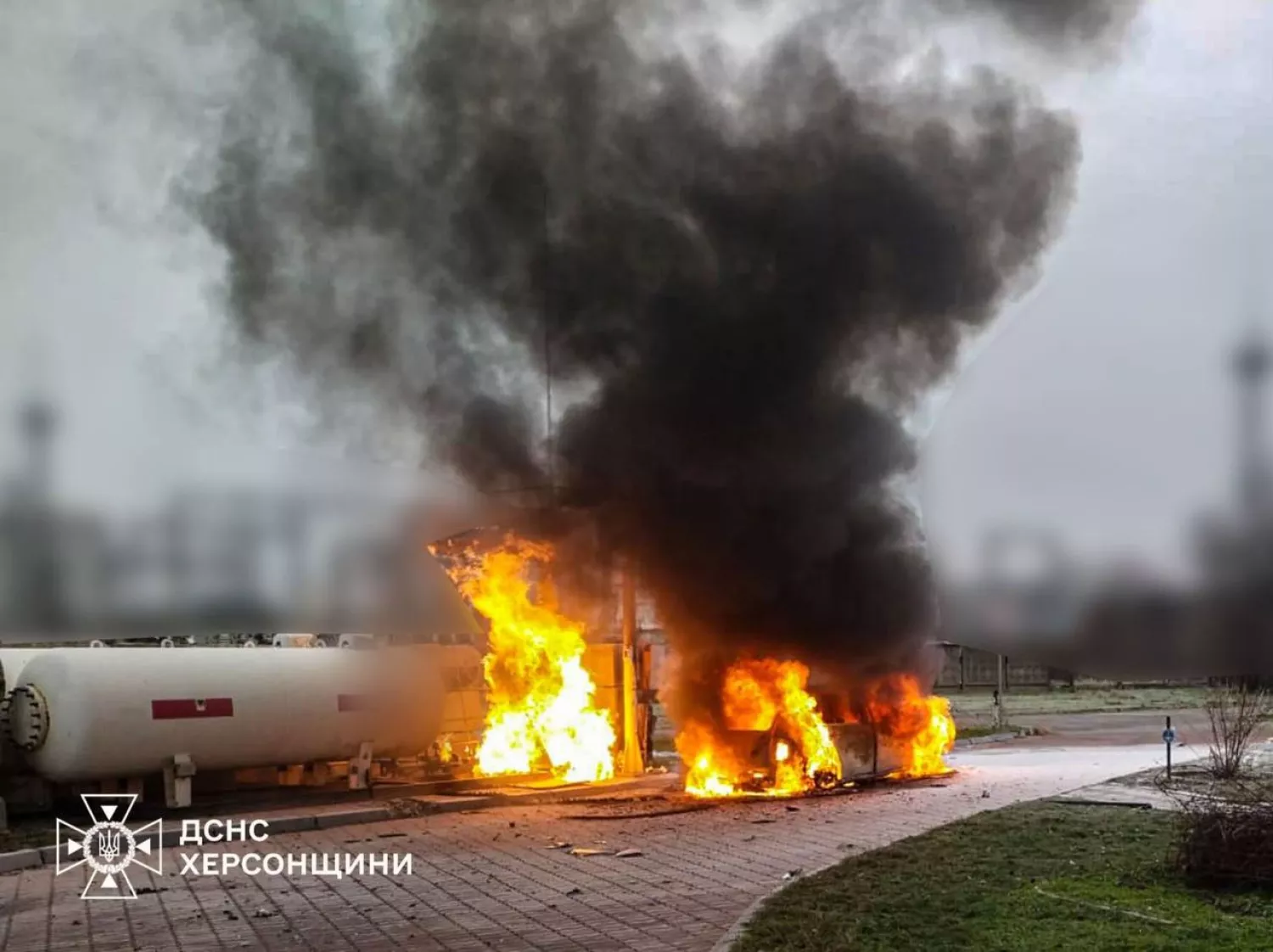 Дрон окупантів вдарив по АЗС у Херсоні. Фото: ДСНС Херсонської області