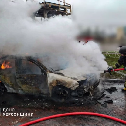 Дрон окупантів вдарив по АЗС у Херсоні. Фото: ДСНС Херсонської області