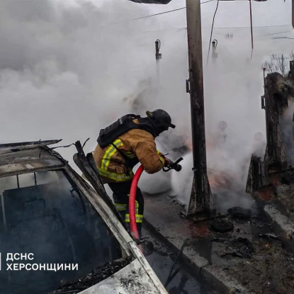 Дрон окупантів вдарив по АЗС у Херсоні. Фото: ДСНС Херсонської області