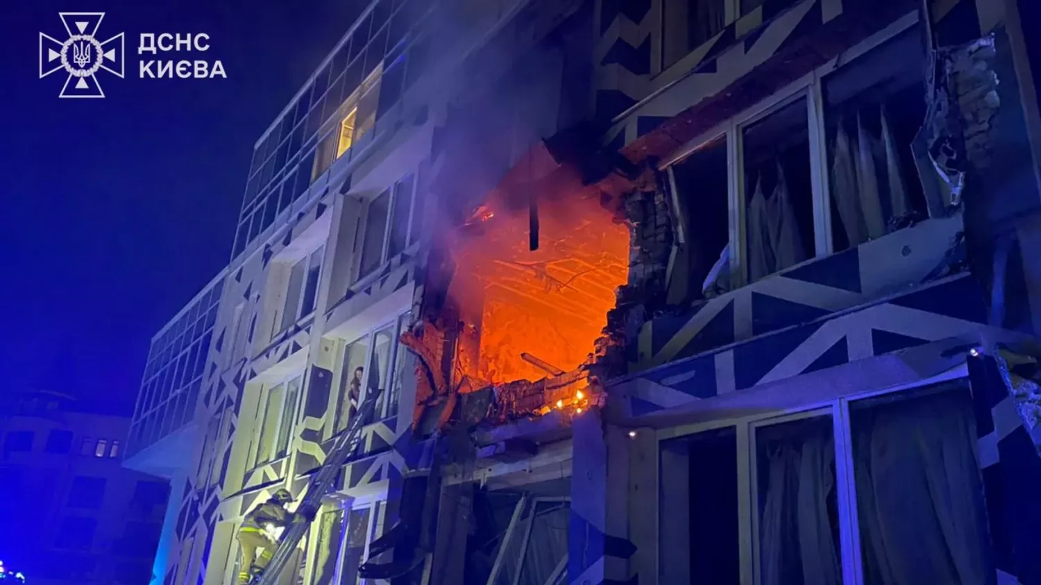 Пошкоджена лікарня в Києві. Фото: ДСНС України