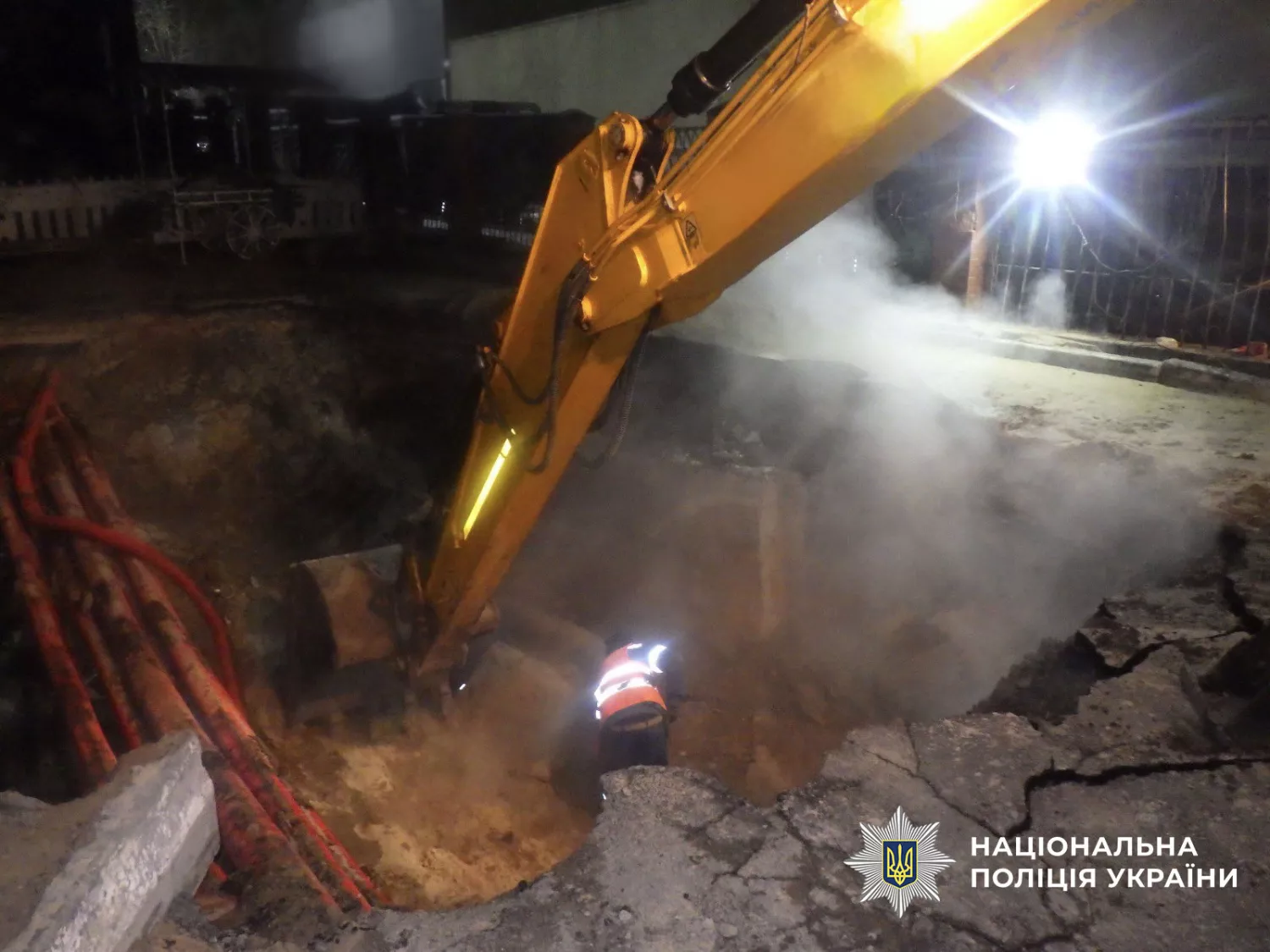 Посадовцю «Київтеплокомуненерго» оголосили підозру через падіння дівчини в яму окропом. Фото: Нацполіція