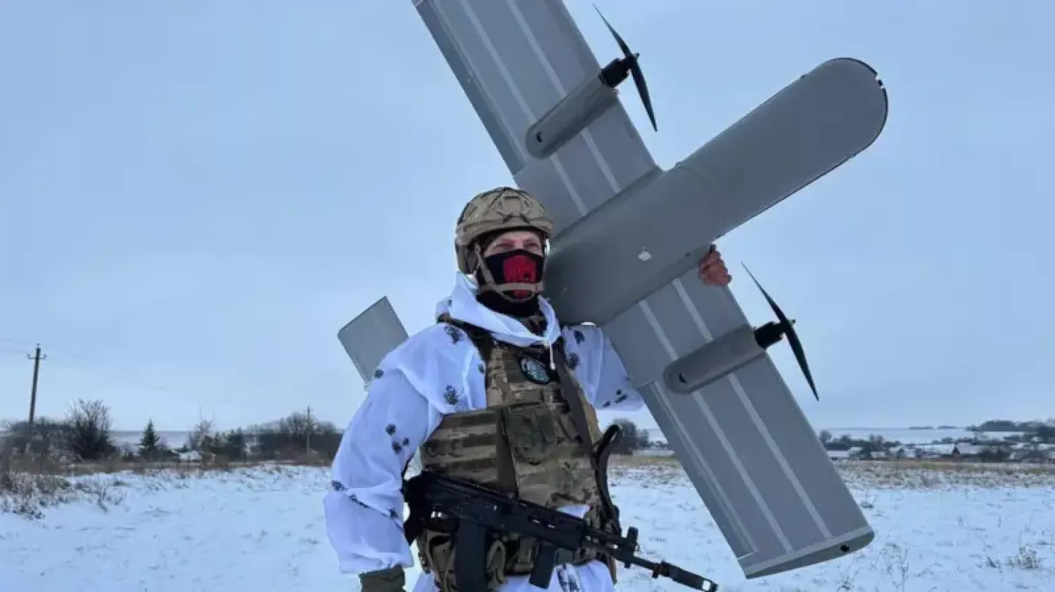 Російський військовий з дроном «Молнія», фото з сайту ВВС Україна