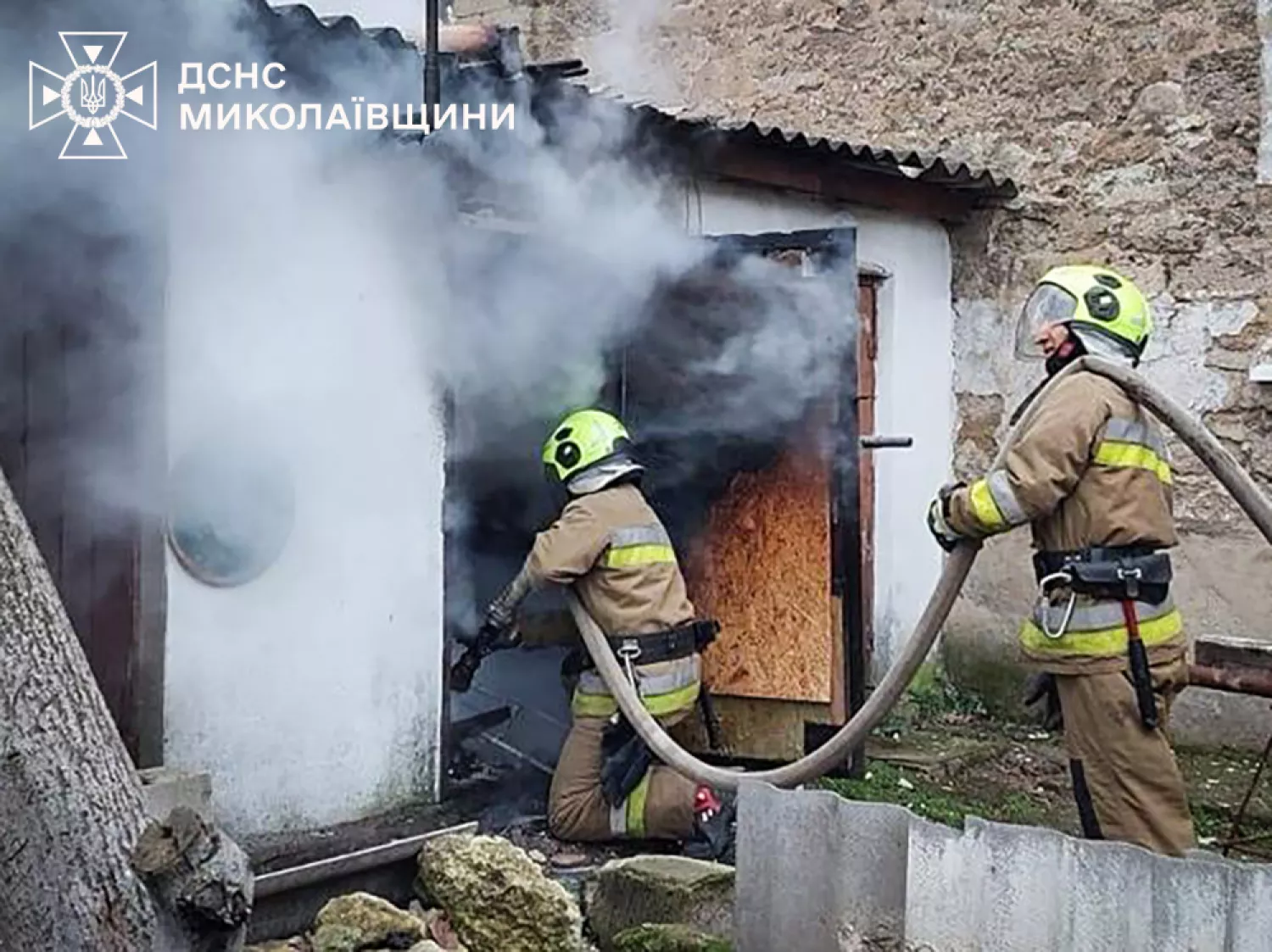 Рятувальники гасять пожежу. Фото: ДСНС у Миколаївській області