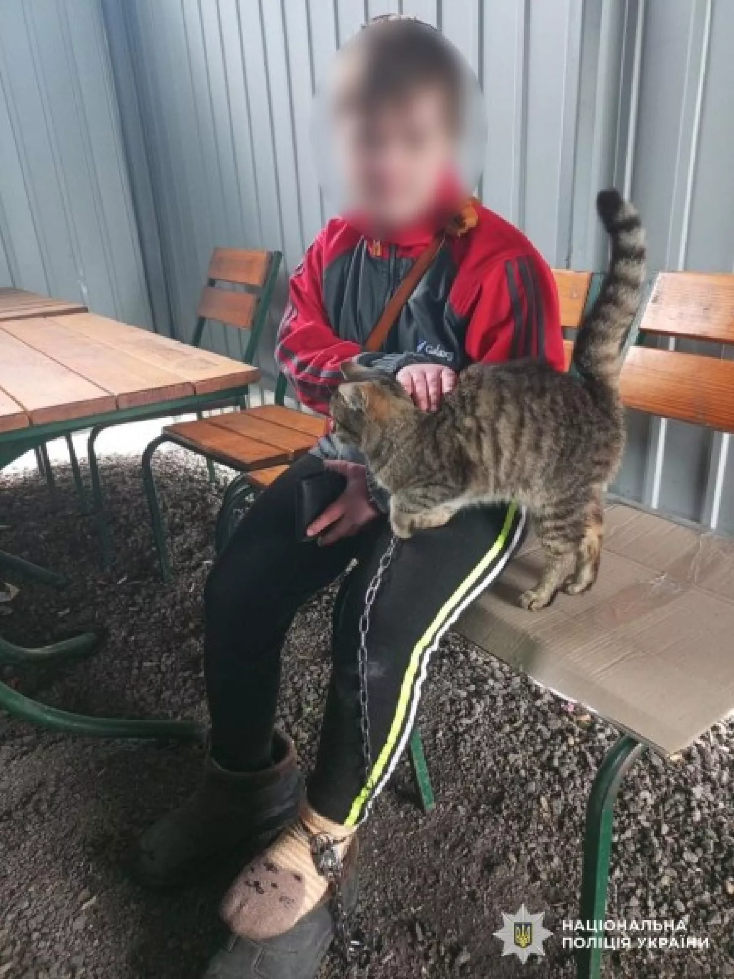 На Кіровоградщині виховательку підозрюють, що вона прикувала 17-річну дівчину ланцюгами до ліжка. Фото: Нацполіція