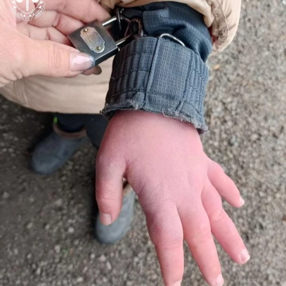 На Кіровоградщині виховательку підозрюють, що вона прикувала 17-річну дівчину ланцюгами до ліжка. Фото: Облпрокуратура