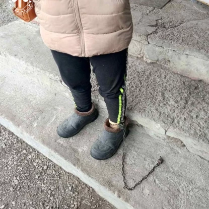 На Кіровоградщині виховательку підозрюють, що вона прикувала 17-річну дівчину ланцюгами до ліжка. Фото: Облпрокуратура