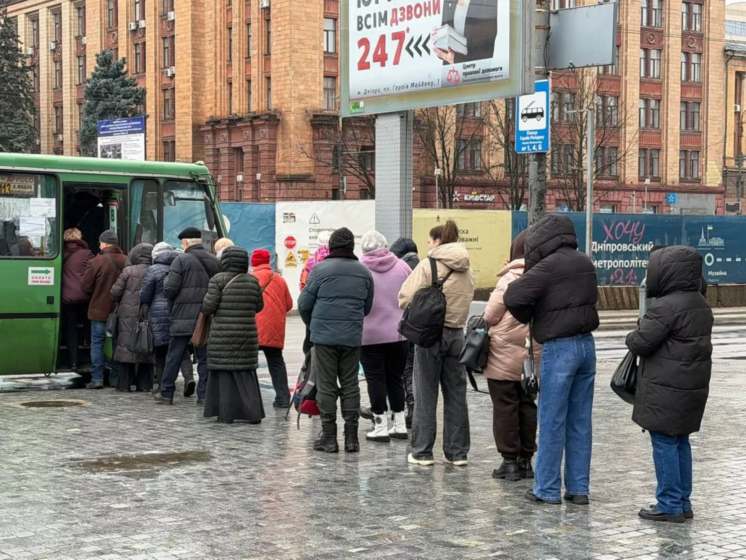 Черги на автобусній зупинці у Дніпрі, 8 січня 2026 року. Суспільне Дніпро