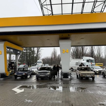 Людина у пункті незламності у Дніпрі, 8 січня 2026 року. Суспільне Дніпро