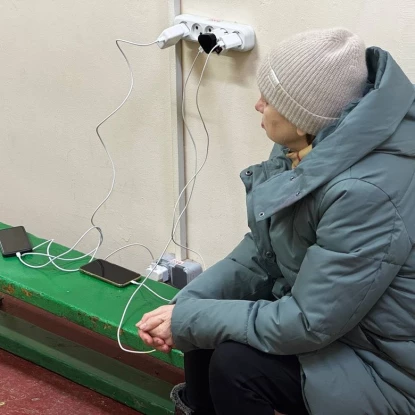 Людина у пункті незламності у Дніпрі, 8 січня 2026 року. Суспільне Дніпро