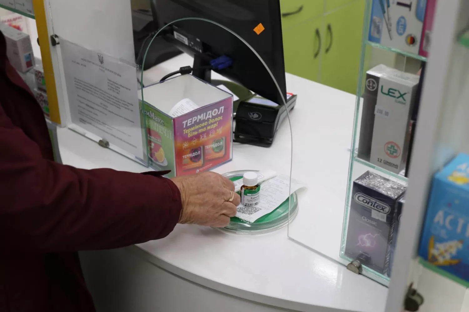 На Миколаївщині вперше в Україні онкопацієнтка отримала ліки на основі медичного канабісу. Фото: Миколаївська обласна рада