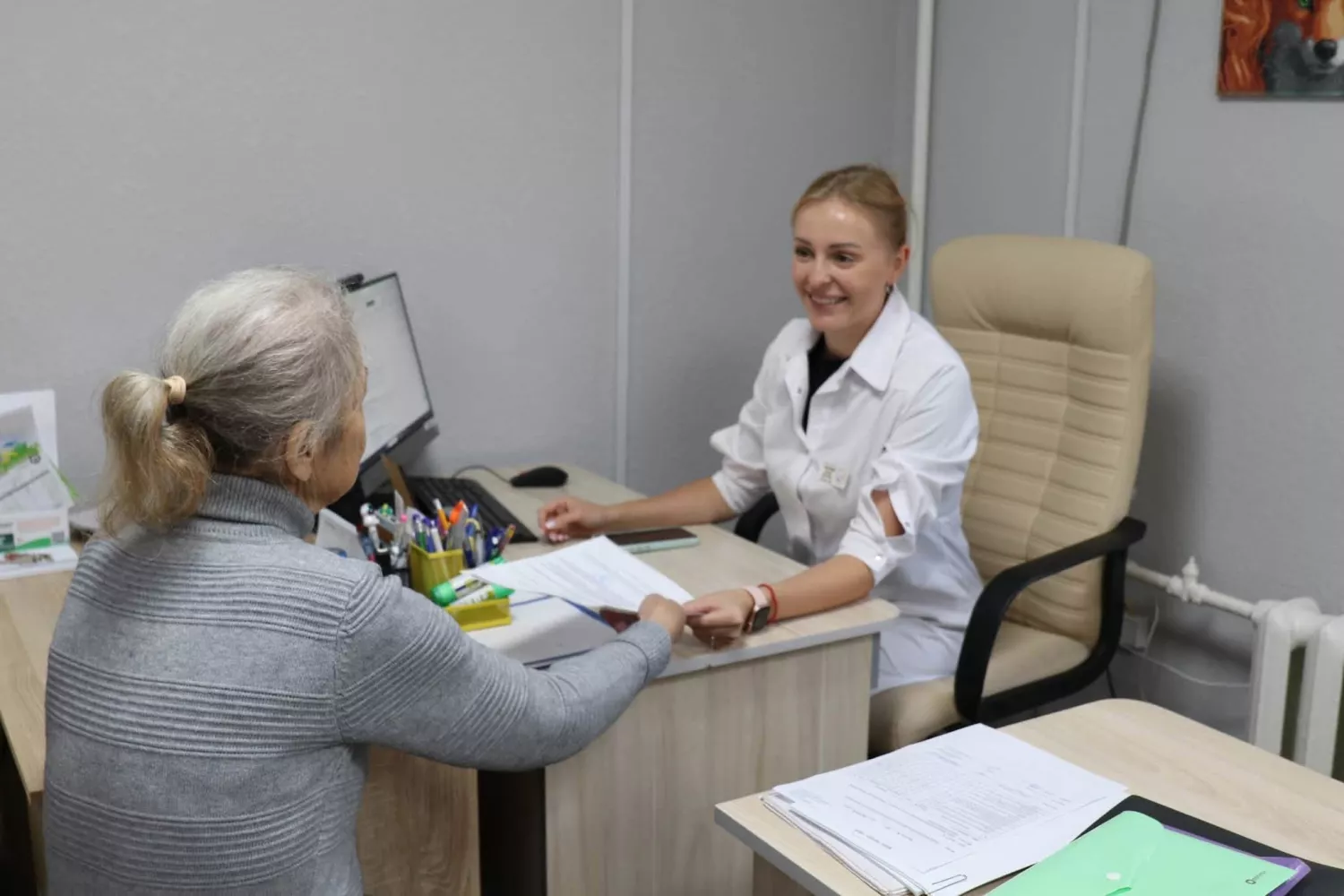 На Миколаївщині вперше в Україні онкопацієнтка отримала ліки на основі медичного канабісу. Фото: Миколаївська обласна рада