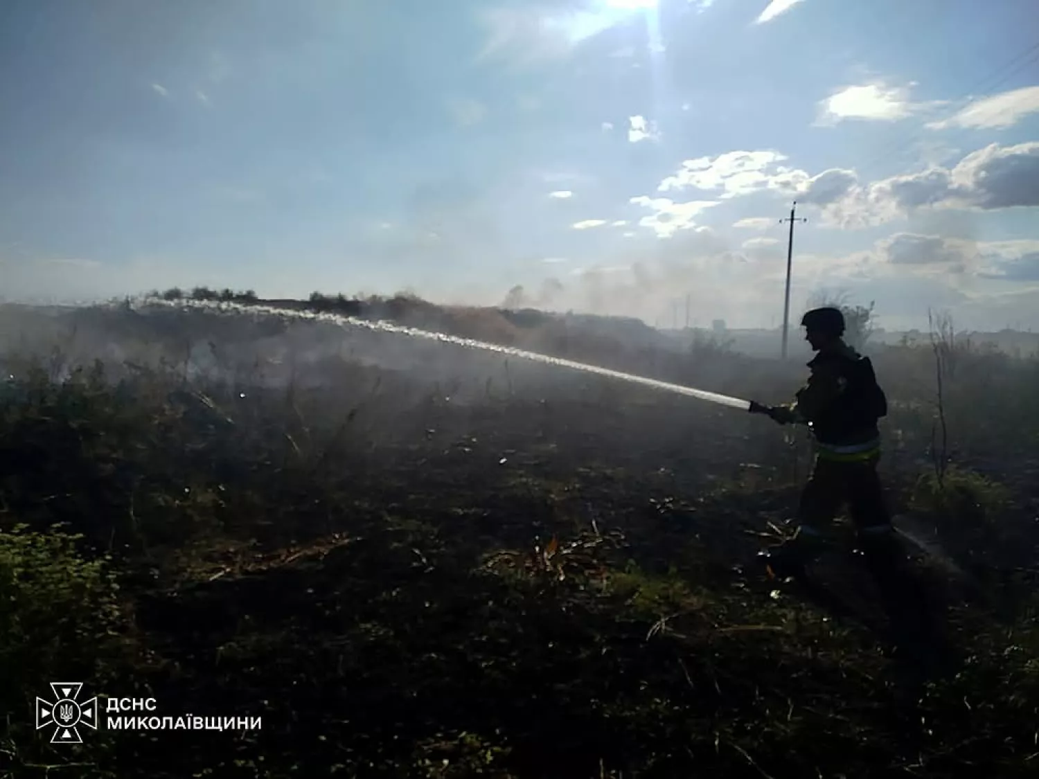 Російські атаки спричинили дві пожежі на Миколаївщині, ще шість виникли через сухостій. Фото: ДСНС