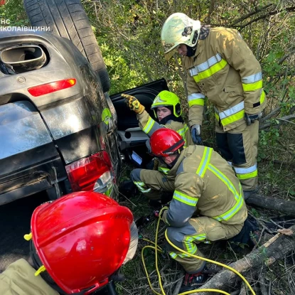 Смертельна ДТП на Миколаївщині: водій загинув, пасажира госпіталізували. Фото: ДСНС