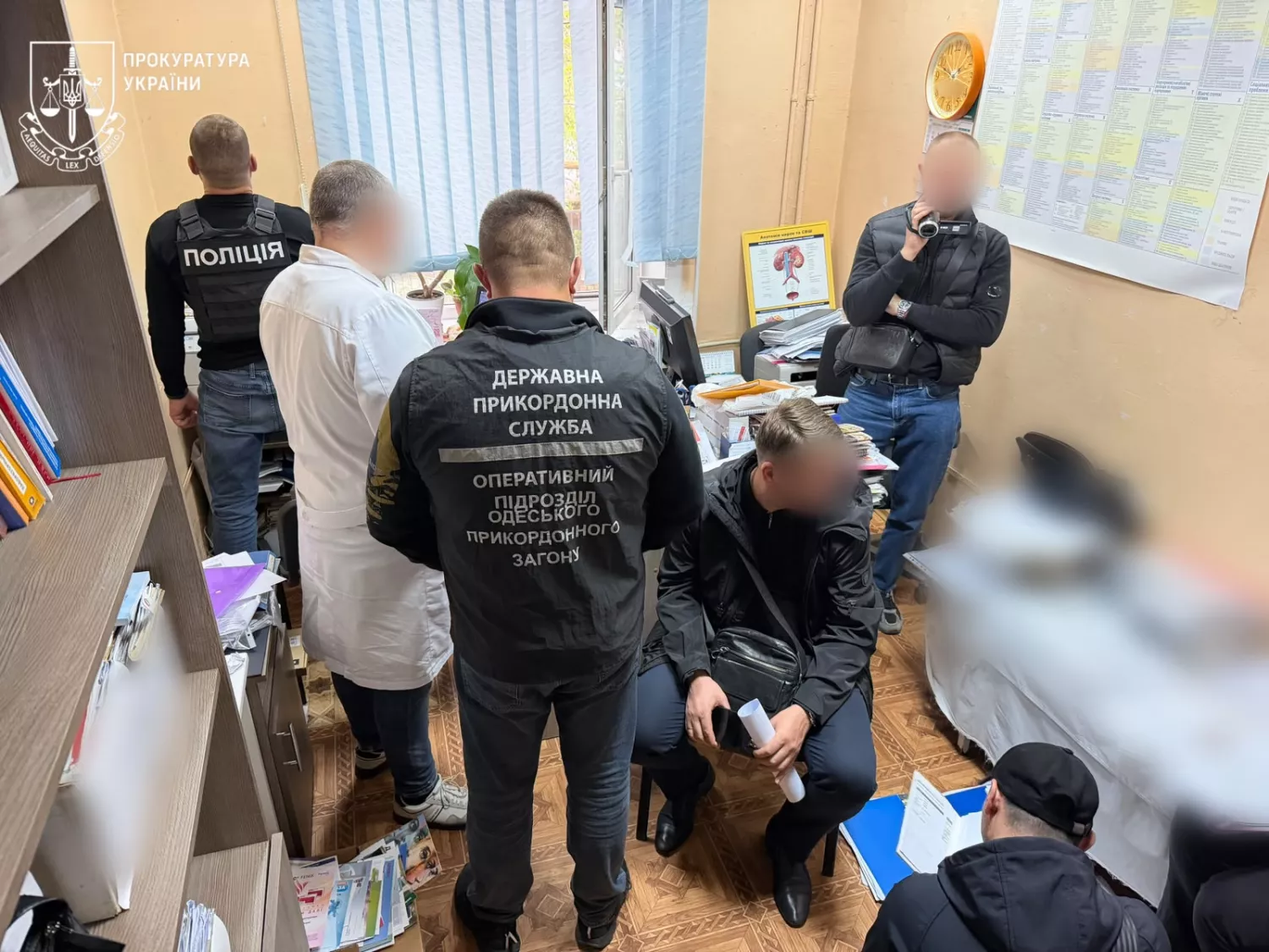 В Одесі викрили схему виїзду за кордон за $8500. Фото прокуратури