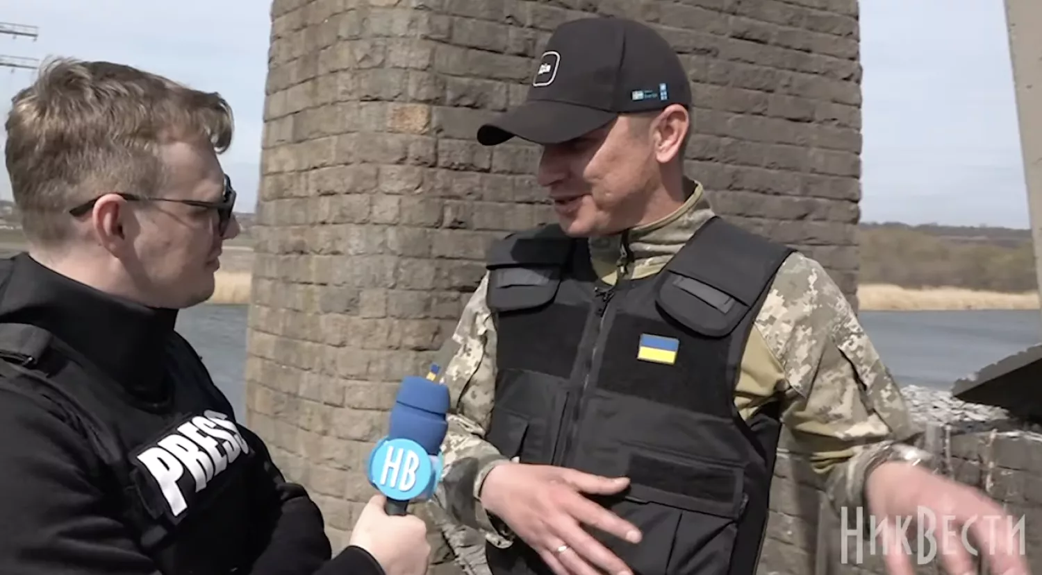 Олег Деренюга під час зйомки фільму. Скрин з документального фільму «Битва за Вознесенськ»