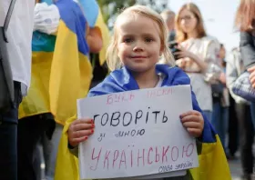Дівчинка за плакатом. Ілюстративне фото: УНІАН