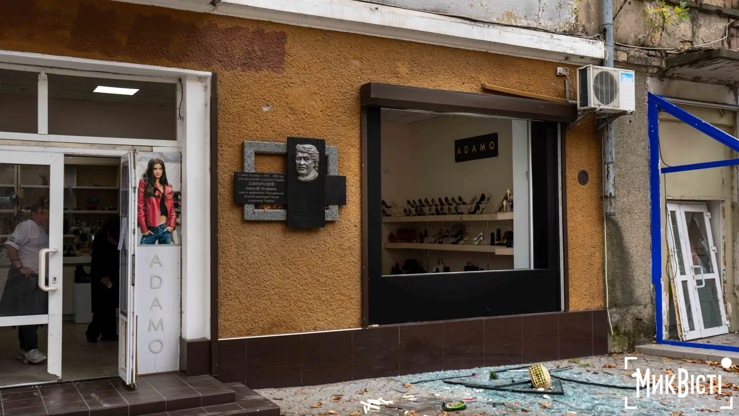 Наслідки російсько обстрілу 10 жовтня у Миколаєві по вулиці Соборній. Фото: МикВісті