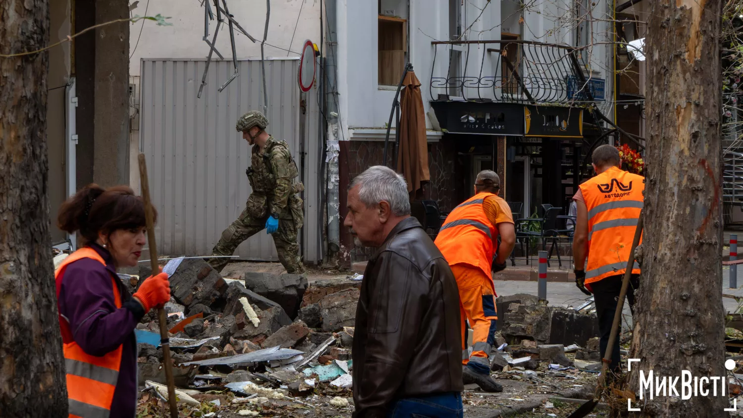 Наслідки російсько обстрілу 10 жовтня у Миколаєві по вулиці Соборній. Фото: МикВісті