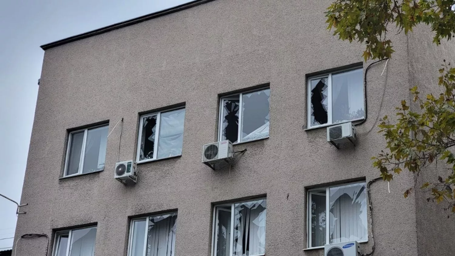 Будівля Податкової служби постраждала внаслідок російського обстрілу Миколаєва 10 жовтня, фото ДПС