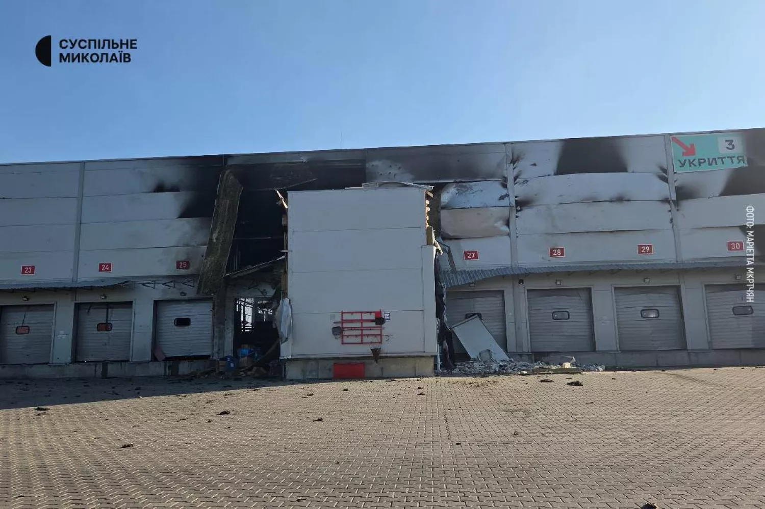 Росіяни влучили по терміналу Нової пошти в Миколаєві. Фото Суспільне Миколаїв