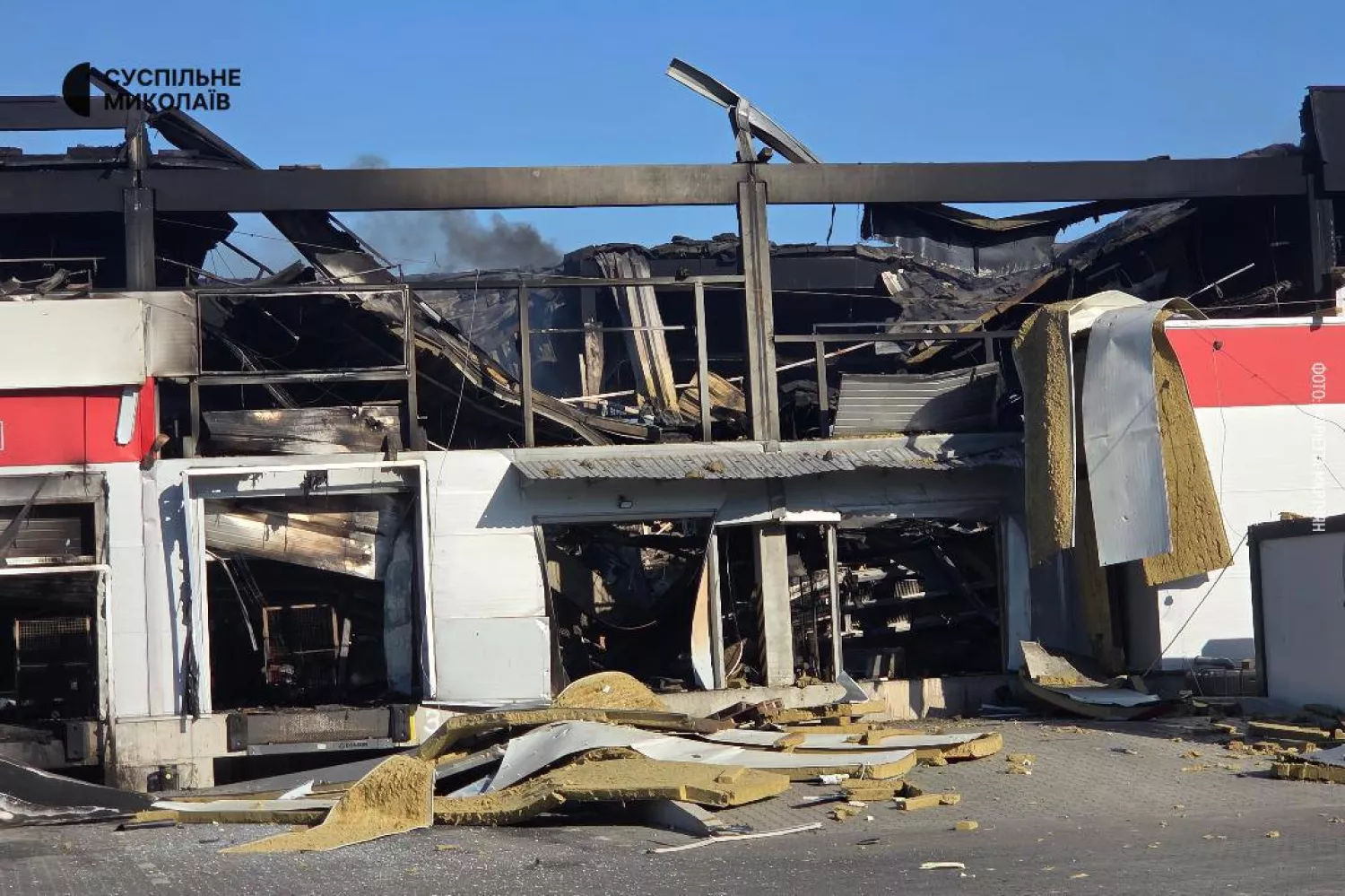 Росіяни влучили по терміналу Нової пошти в Миколаєві. Фото Суспільне Миколаїв