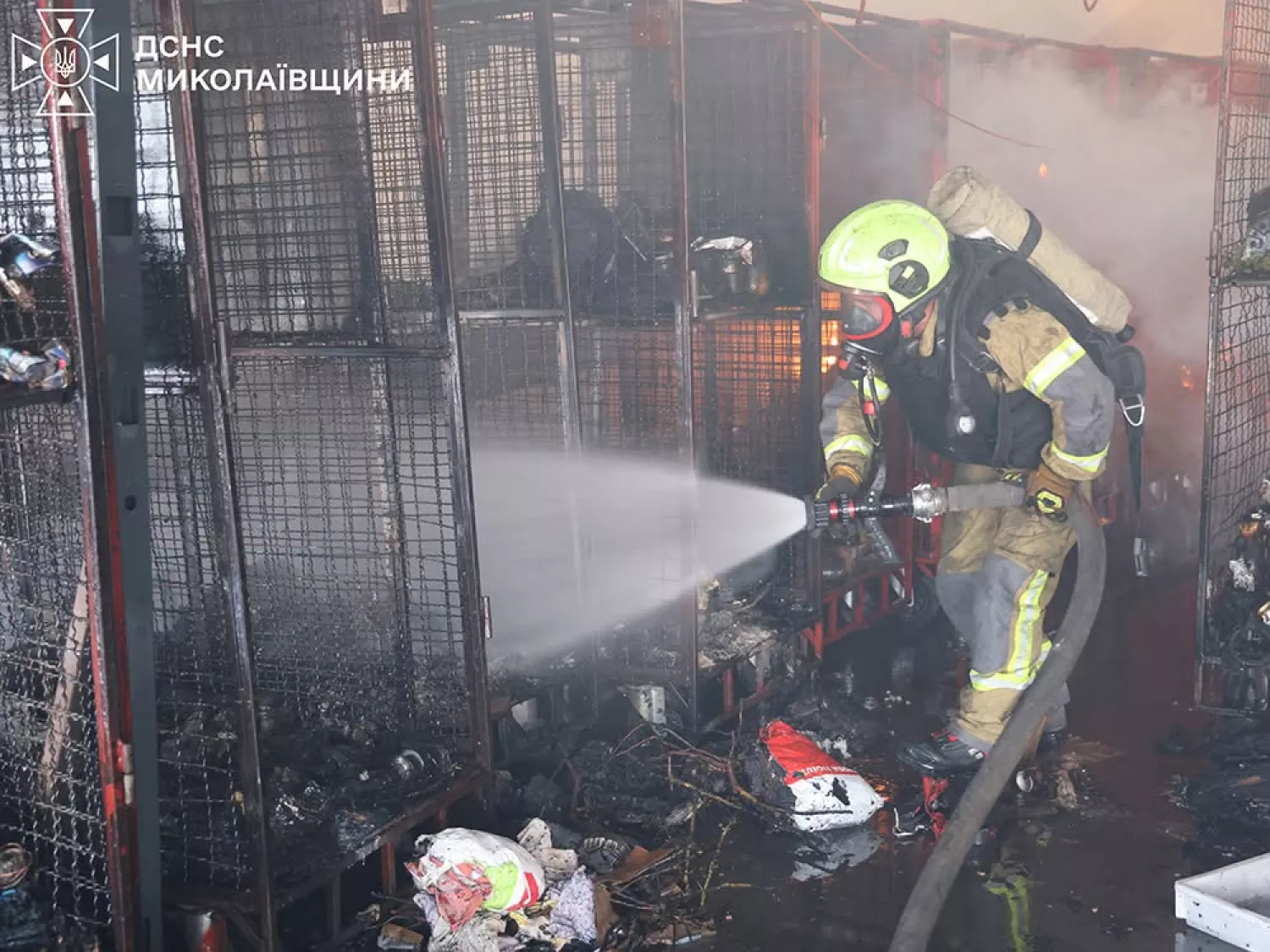 Росіяни влучили по терміналу Нової пошти в Миколаєві. Фото: ДСНС