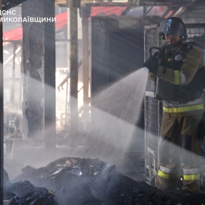 Росіяни влучили по терміналу Нової пошти в Миколаєві. Фото: ДСНС