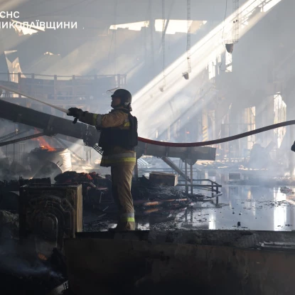 Росіяни влучили по терміналу Нової пошти в Миколаєві. Фото: ДСНС