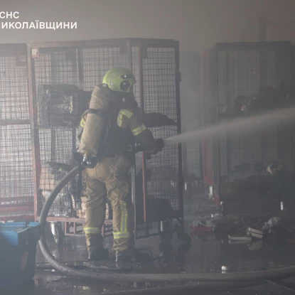 Росіяни влучили по терміналу Нової пошти в Миколаєві. Фото: ДСНС