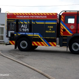 Росіяни повторно атакували логістичний центр вантажний термінал. Фото: ДСНС