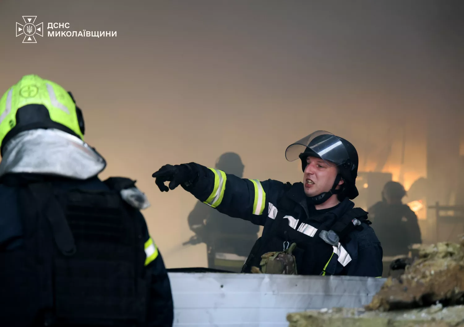 Росіяни повторно атакували логістичний центр вантажний термінал. Фото: ДСНС