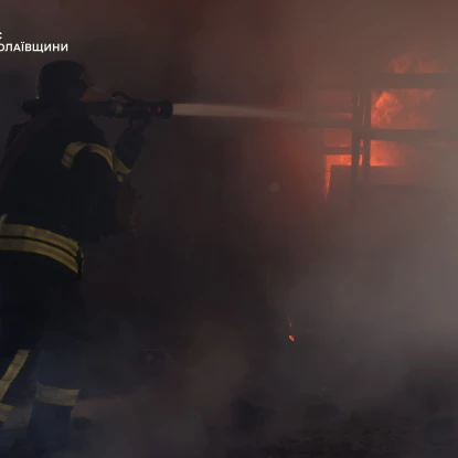 Росіяни повторно атакували логістичний центр вантажний термінал. Фото: ДСНС