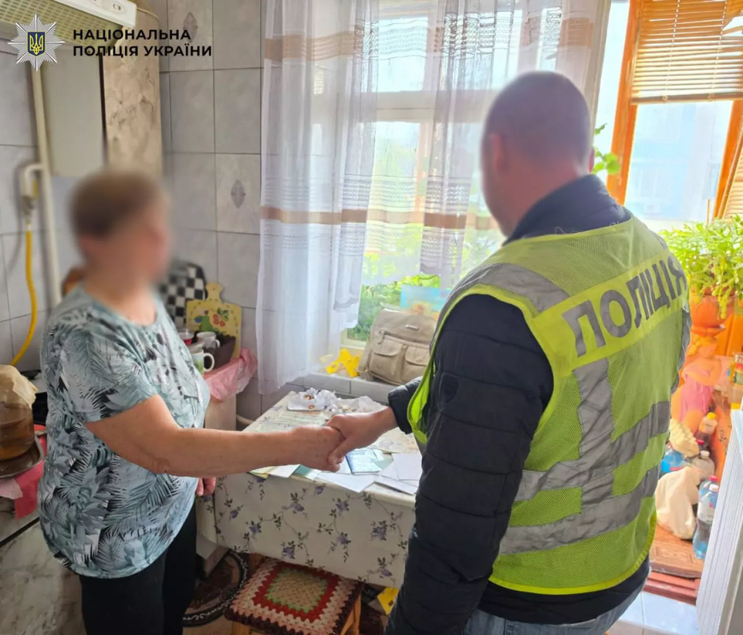 70-річна киянка забула в автобусі сумку з мільйоном гривень. Фото: Нацполіція