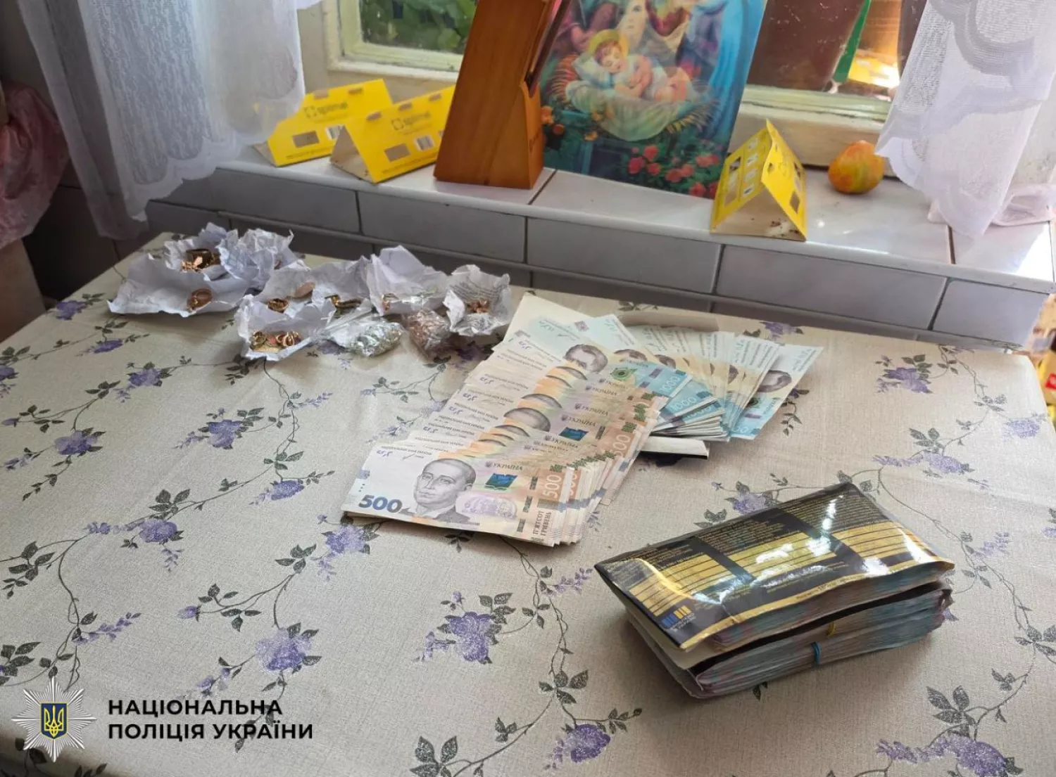 70-річна киянка забула в автобусі сумку з мільйоном гривень. Фото: Нацполіція