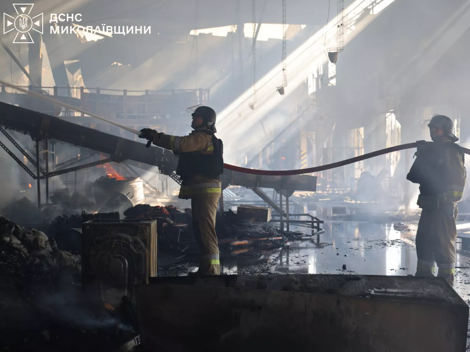 Росіяни влучили по терміналу Нової пошти в Миколаєві. Фото: ДСНС