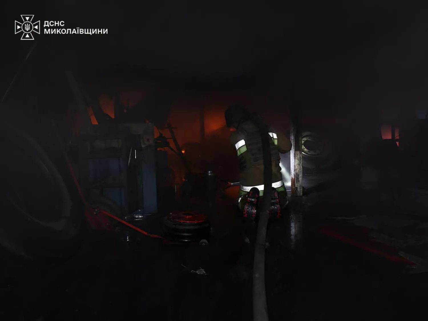 Пожежа на СТО у Миколаївському районі після атаки. Фото: ДСНС
