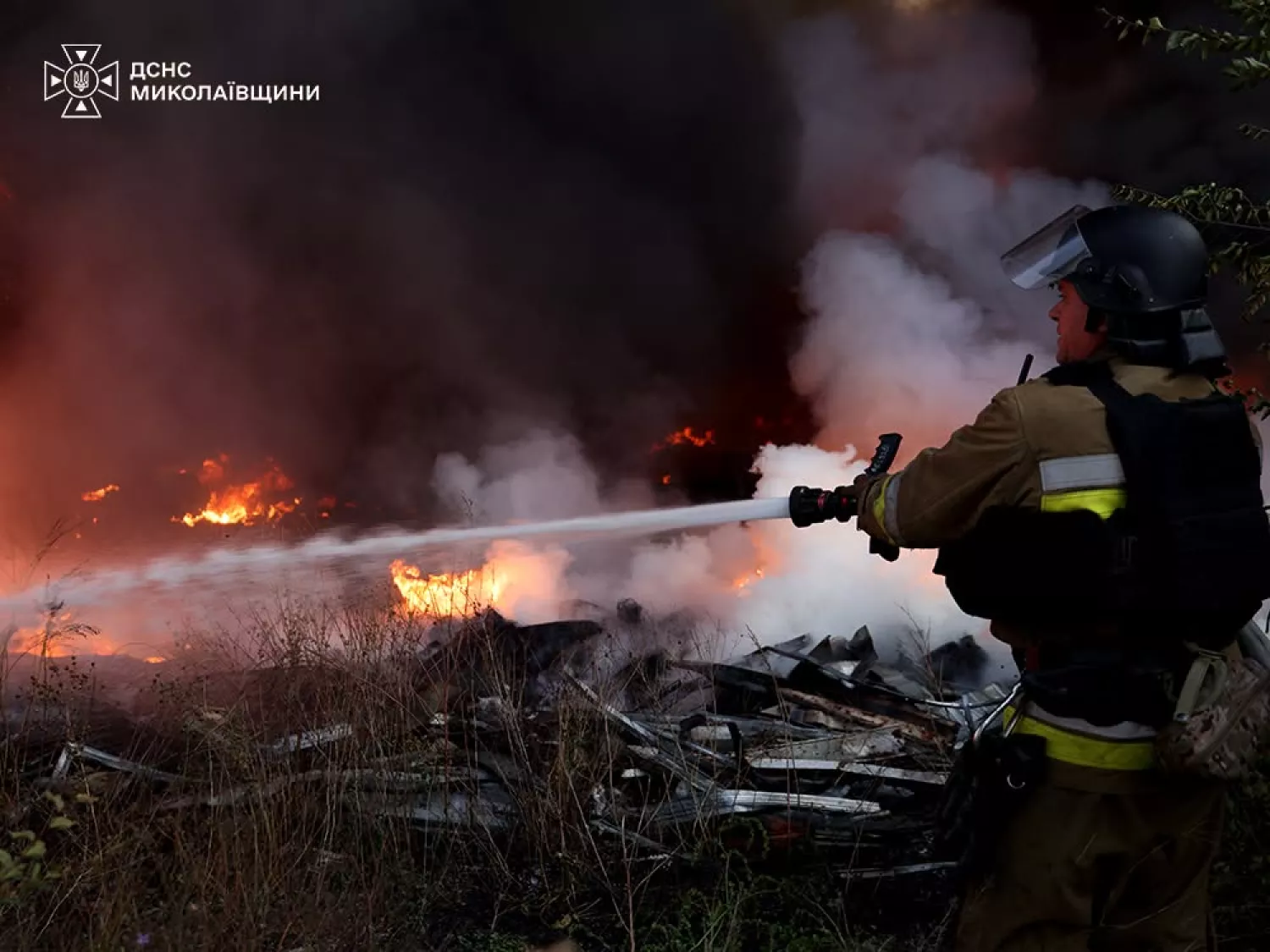 Пожежа на СТО у Миколаївському районі після атаки. Фото: ДСНС