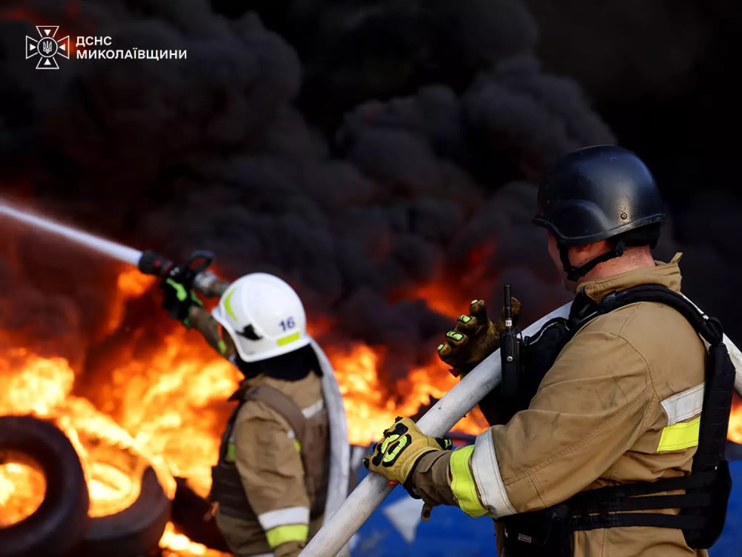 Пожежа на СТО у Миколаївському районі після атаки. Фото: ДСНС