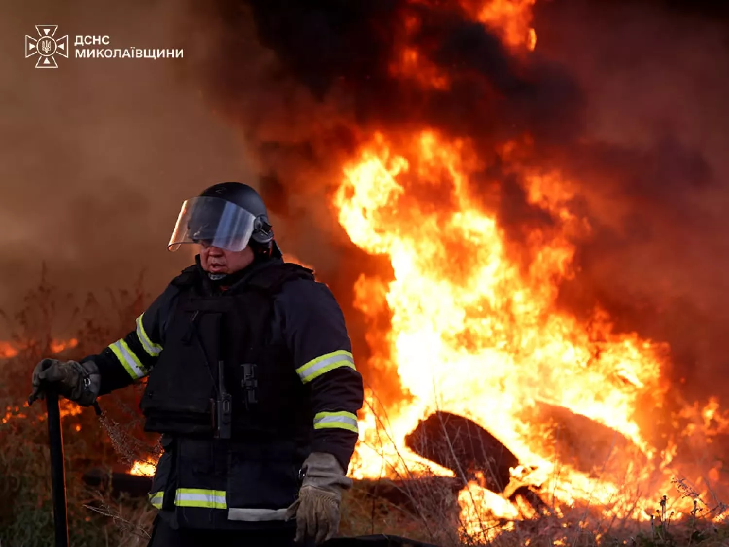 Пожежа на СТО у Миколаївському районі після атаки. Фото: ДСНС