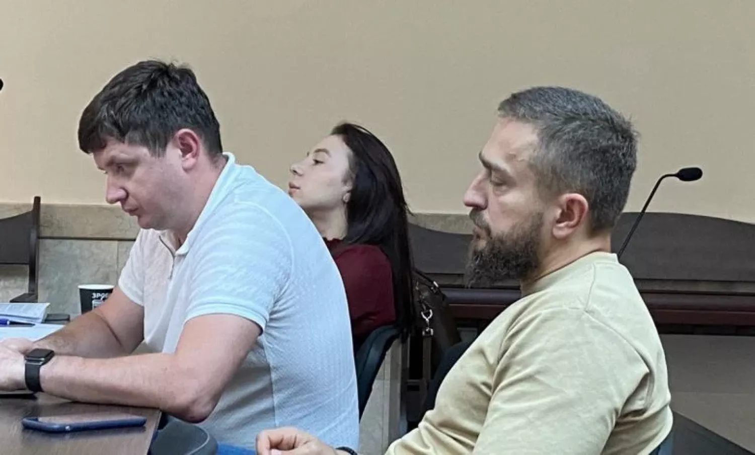 Адвокати Тетяна Мельник та Євген Грушовець зі своїм підзахисним Сергієм Коренєвим. Кадри із засідання суду