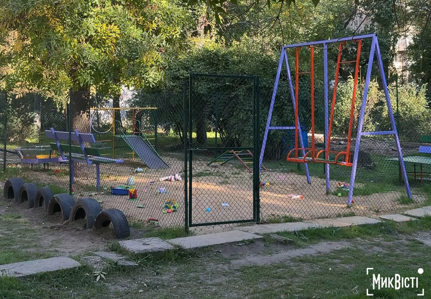 Жителі самі привели до ладу дитячий майданчик. Фото: МикВісті