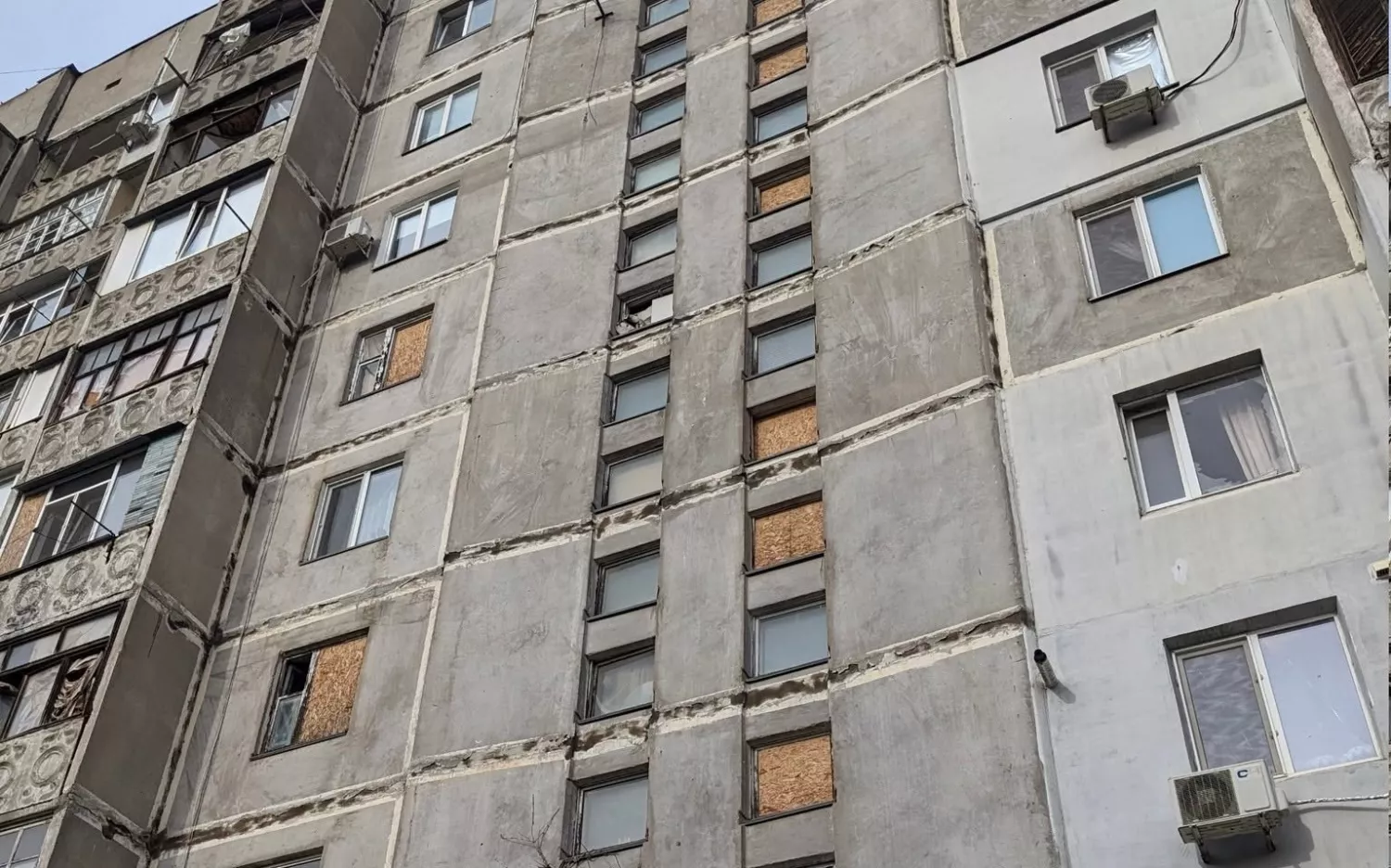 У Миколаєві мешканці поскаржились на невідремонтовані після обстрілів вікна . Фото з групи Contact Center при Миколаївській міській раді у Facebook.