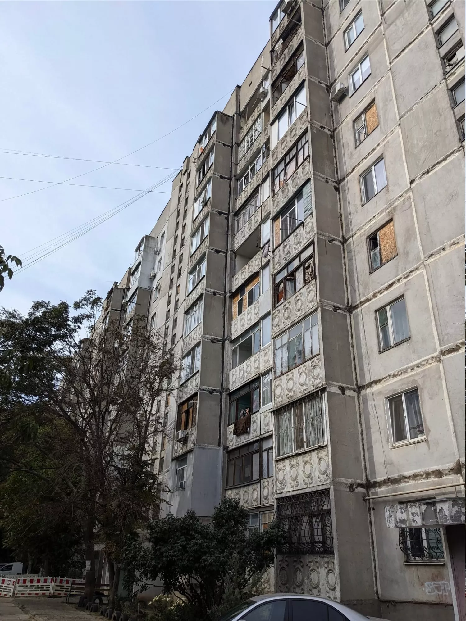 У Миколаєві мешканці поскаржились на невідремонтовані після обстрілів вікна . Фото з групи Contact Center при Миколаївській міській раді у Facebook.