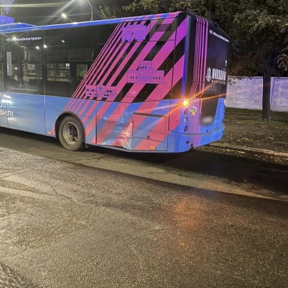 Двоє людей постраждали внаслідок зіткнення авто на Херсонському шосе. Фото: Нацполіція