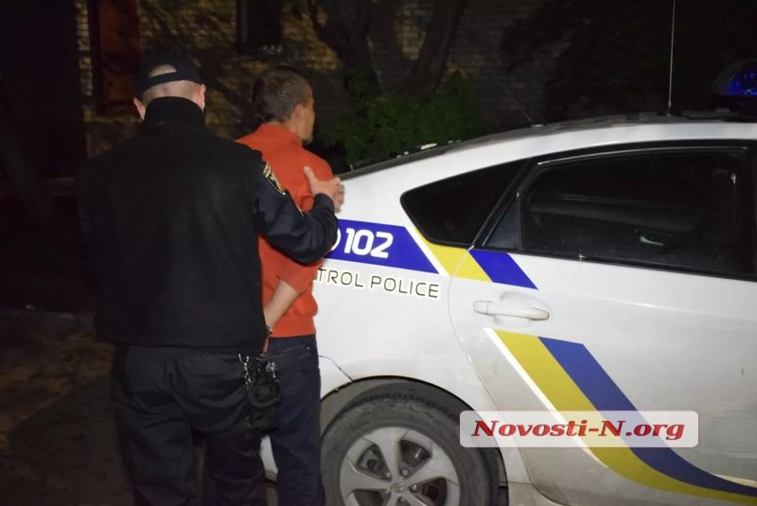 Суд виніс вирок миколаївцю, який скинув з балкона матір сім років тому. Фото: Новости Н