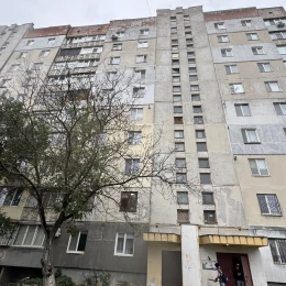 Максим заклеїв стики на даху, щоб квартиру знов не затопило. Фото: Суспільне. Миколаїв