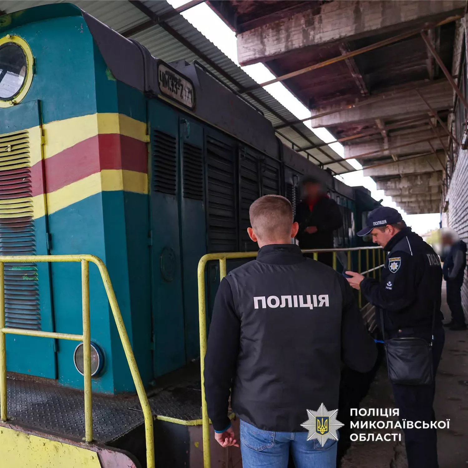 На Миколаївщині двох залізничників підозрюють у зливі та продажі дизпального з тепловоза. Фото: поліція Миколаївщини