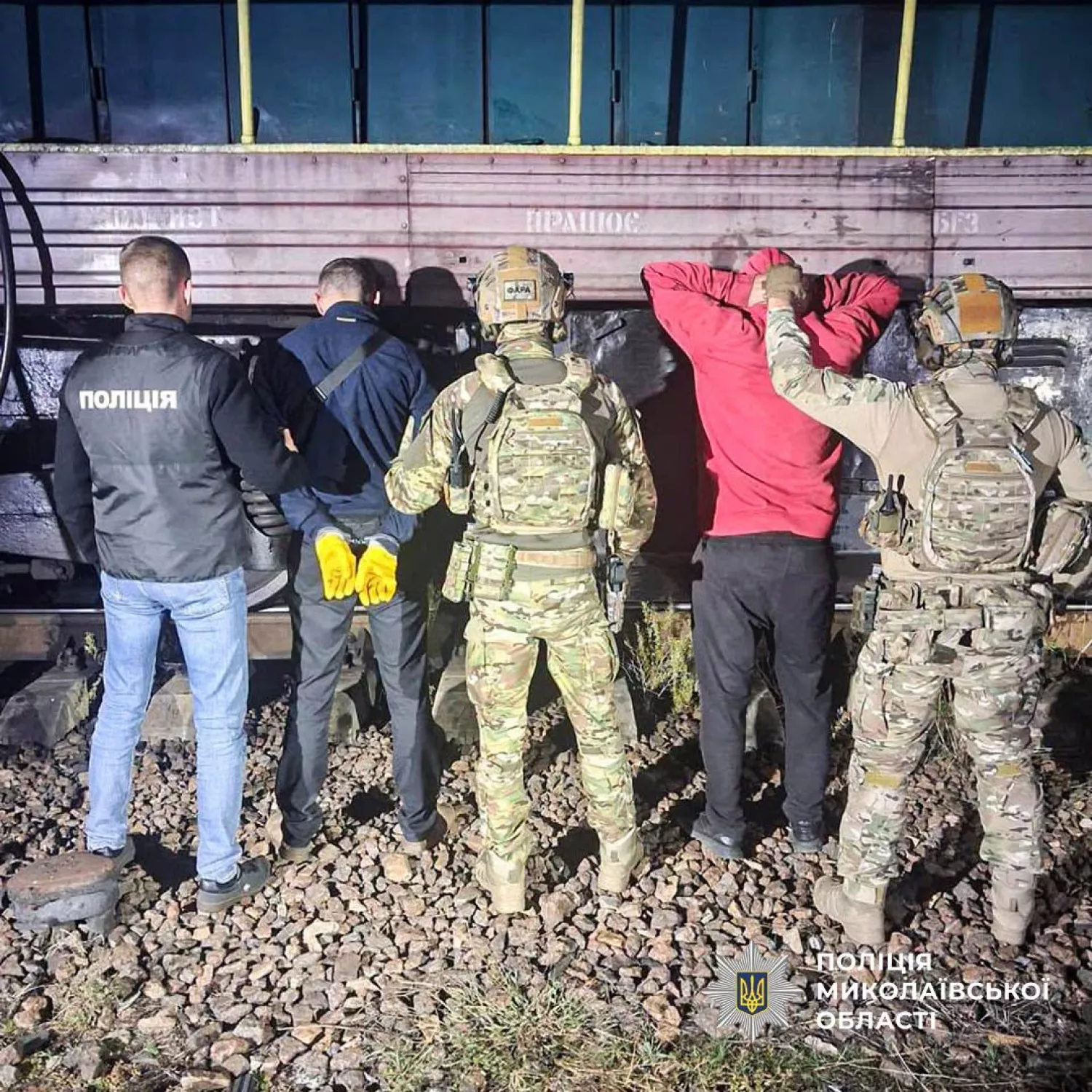 На Миколаївщині двох залізничників підозрюють у зливі та продажі дизпального з тепловоза. Фото: поліція Миколаївщини