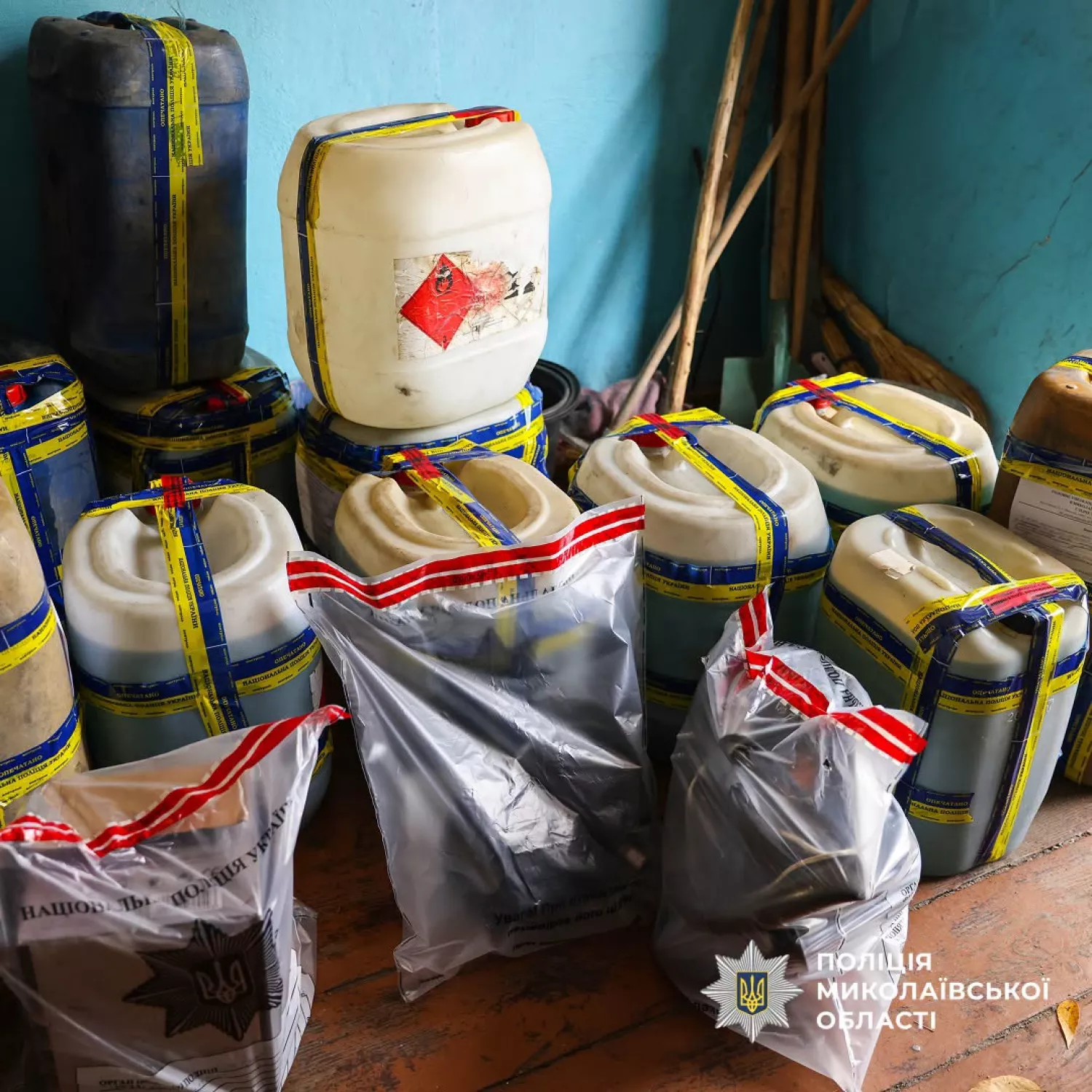 На Миколаївщині двох залізничників підозрюють у зливі та продажі дизпального з тепловоза. Фото: поліція Миколаївщини